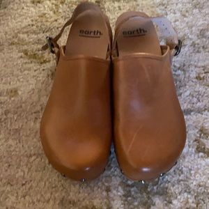 Cognac leather studded clogs
